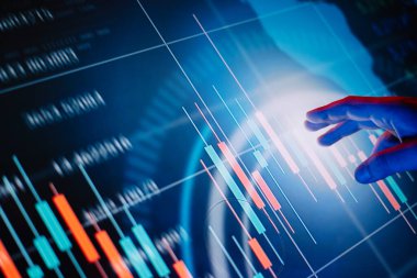 Erkek el, finansal analizlerle birlikte ileri teknolojili bir dijital ekrana işaret ediyor.