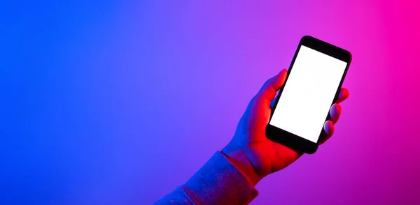 Akıllı telefonlu bir erkek. Boş beyaz ekran. Model-up. Kırmızı ve mavi neon ışık.