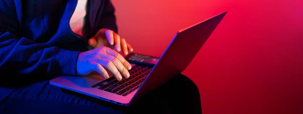 Młody Człowiek Laptopem Czerwony Niebieski Neon Światło — Zdjęcie stockowe