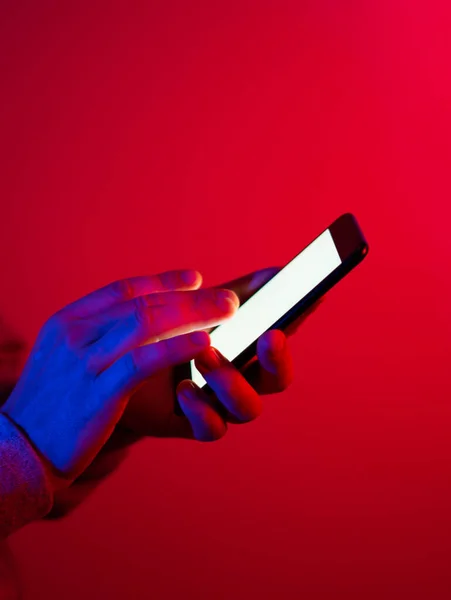Mužská Ruka Chytrým Telefonem Prázdná Bílá Obrazovka Falešný Červené Modré — Stock fotografie