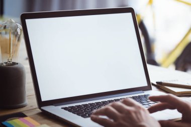 Erkek eli ve dizüstü bilgisayarının fotoğrafını boş monitörle kapat. Bilgisayar ekranının bir kopyası. Kopyalama alanı tasarım ya da metin için hazır