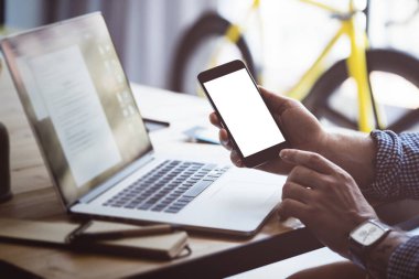 Akıllı telefonlu erkek ellerinin yakın çekimi. Boş ekran, Model, metin ya da tasarım için telif alanı hazır