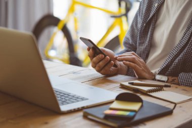 Akıllı telefon ekranını işaret eden adam, sosyal ağlarda sohbet eden, web sitesiyle buluşan, interneti arayan, mesaj gönderen, kısa mesaj çeken ya da online bankacılık kullanan. Cep telefonuyla erkek ellerini kapat