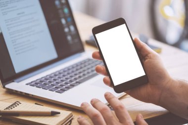 Akıllı telefonlu erkek ellerinin yakın çekimi. Boş ekran, Model, metin ya da tasarım için telif alanı hazır