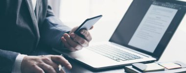 Akıllı telefon ekranını işaret eden adam, sosyal ağlarda sohbet eden, web sitesiyle buluşan, interneti arayan, mesaj gönderen, kısa mesaj çeken ya da online bankacılık kullanan. Cep telefonuyla erkek ellerini kapat