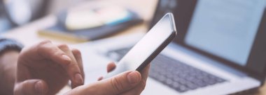 Akıllı telefon ekranını işaret eden adam, sosyal ağlarda sohbet eden, web sitesiyle buluşan, interneti arayan, mesaj gönderen, kısa mesaj çeken ya da online bankacılık kullanan. Cep telefonuyla erkek ellerini kapat