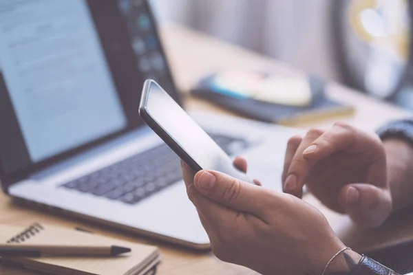 Akıllı telefon ekranını işaret eden adam, sosyal ağlarda sohbet eden, web sitesiyle buluşan, interneti arayan, mesaj gönderen, kısa mesaj çeken ya da online bankacılık kullanan. Cep telefonuyla erkek ellerini kapat