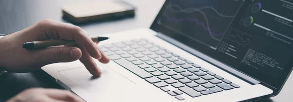 Geschäftsmann Der Seinem Büro Laptop Arbeitet Und Die Finanzinformationen Analysiert — Stockfoto