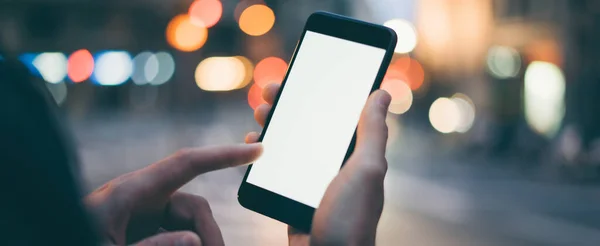 Erkek elinin boş ekranlı modern akıllı telefonu tutarken yakın plan görüntüsü. Model mesaj ya da içerik için hazır. Cep telefonlu bir adamın elleri. Boş ekran. Gece Caddesi, Bokeh Light