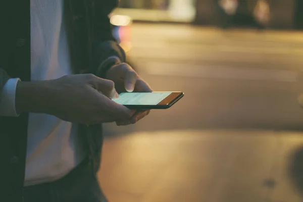 Imagem Perto Mãos Masculinas Com Smartphone Noite Rua Cidade Pesquisando Imagens De Bancos De Imagens