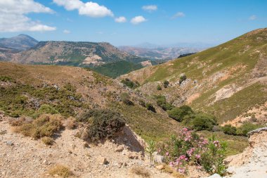 Matala sahiline giden dağ yolu.