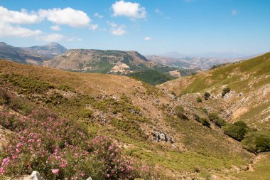 Matala sahiline giden dağ yolu.