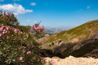 Matala sahiline giden dağ yolu.