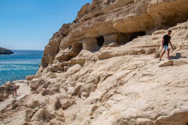 Matala sahilinde güneşli bir gün.