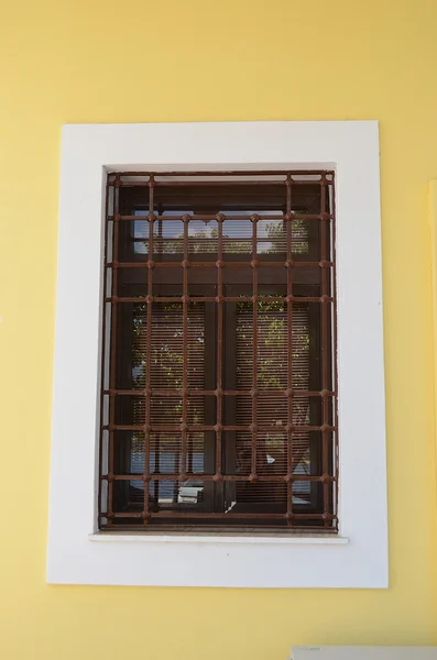 Grille métallique sur fenêtre sur mur jaune, Argostoli, Céphalonie, Grèce , — Photo