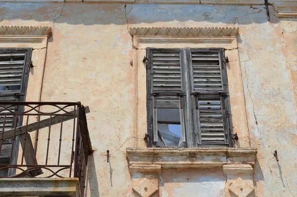 Vieux volets sur fenêtre, Assos, Céphalonie, Grèce — Photo