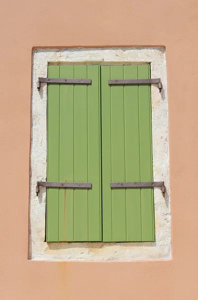 Tapparella verde, parete marrone — Foto Stock