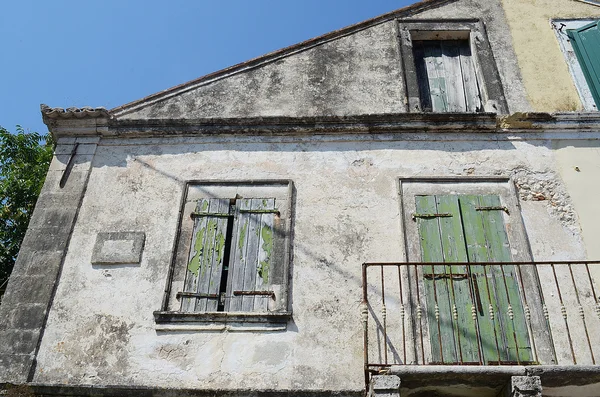 Ancien bâtiment abandonné avec volets sur fenêtre, Assos, Céphalonie, Grèce — Photo