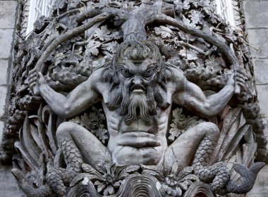 Palacio da Pena, Sintra, Portekiz bir duvara bir deniz canavarı figürü