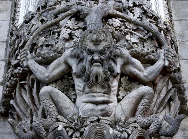 Figura de un monstruo marino en una pared en el Palacio da Pena, Sintra, Portugal — Foto de Stock