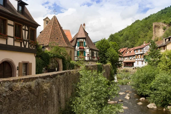 Evler ve nehir Kaysersberg, Alsace, Fransa