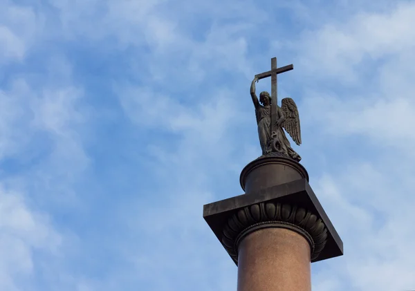 Angel ile çapraz bulutlu mavi gökyüzü karşı