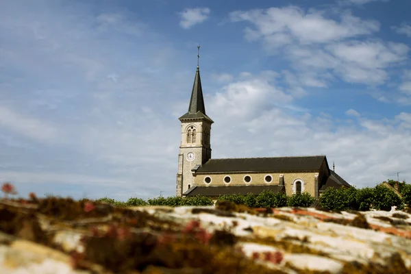 Burgundy üzüm bağları arasında küçük kasabada kırsal Kilisesi