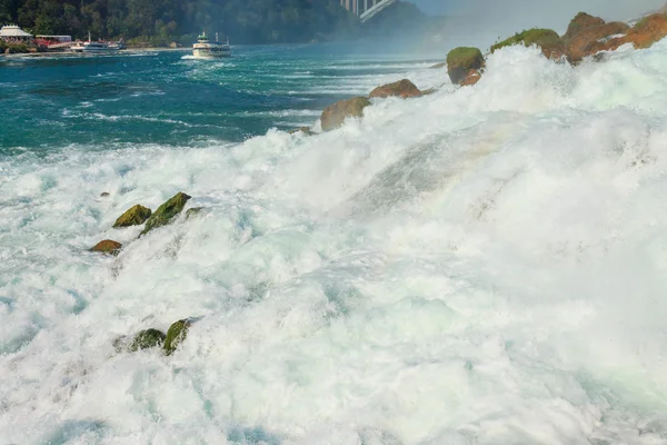 近摄镜头的水落在尼亚加拉大瀑布 — 图库照片