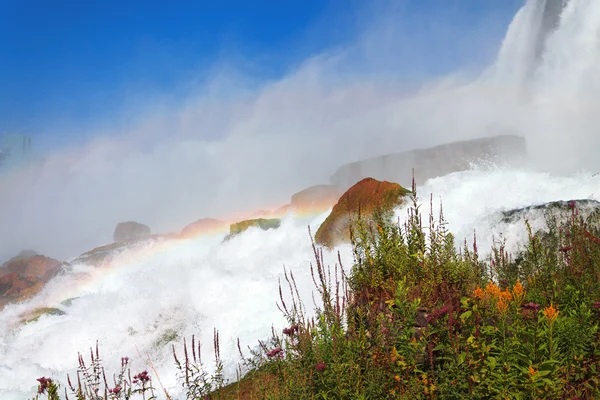 尼亚加拉大瀑布美国一侧与雾中彩虹 — 图库照片