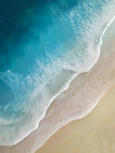 白い泡と明るいベージュの砂で海の波の上からの眺め エポキシ樹脂の描画を注ぎます 夏の日当たりの良いビーチ絵画 紺碧の 水のターコイズブルー — ストック写真