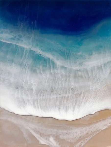 Vista superior na onda do mar com espuma branca e areia bege clara. — Fotografia de Stock