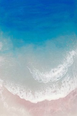 Kumsalın üst manzarası, beyaz köpüklü mavi deniz ve açık bej kum. Resim, epoksi reçine sanatı. Yakın plan zengin mavi, gök mavisi, turkuaz rengi su, kıyı. Moda bir resim. Çağdaş sanat