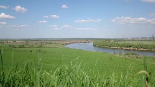 Yeşil Alanlar Arasında Oka Nehrinin Hızlandırılmış Kıvrımı — Stok video