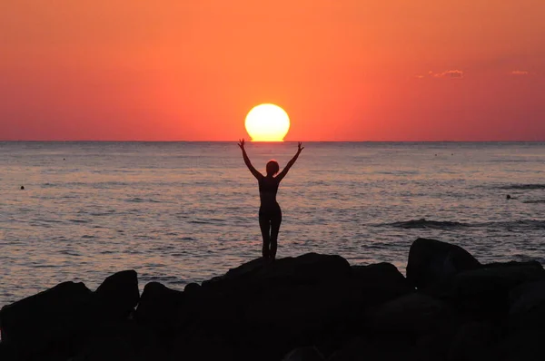 Gün batımında kadın silueti