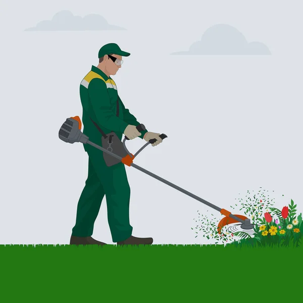 Üniformalı bir adam çimleri tel biçme makinesiyle biçiyor.