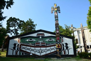 Mungo Martin 'in evi Victoria BC' deki Thunderbird Park 'ta. Kanada mı? Mungo Martin totem direği evin yanında dikiliyor. Büyük bir İlk Uluslar totemi ve oyma evi. Victoria 'ya gel ve keşfet.