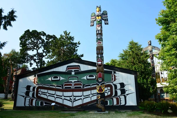 马丁的房子位于公元前维多利亚的雷鸟公园 加拿大 马丁图腾柱高高地矗立在房子旁边 一个伟大的原住民图腾和雕刻的房子 到维多利亚来探险 — 图库照片