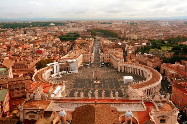 St.Peters square,Vatican,Rome Italy,November 5th 2013.This view is from Michelangelo' s  dome   and looks down on Bernini's saint statues and the colonnades of St. Peters square.Come to Rome and be impressed. — Zdjęcie stockowe