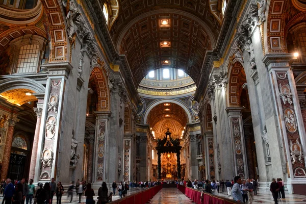 St.Peters Cathedral Rome Italy,November 5th 2013.Inside the Vatican the worlds largest church.The long apse leads to the papal altar and Bernin's bronze baldacchino,the worlds largest bronze sculpture. — Stock Photo, Image