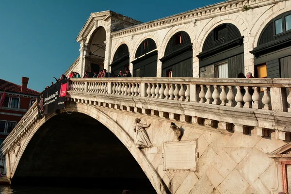 Venedig Italien, 16. Oktober 2013. Die weltberühmte Rialtobrücke überspannt den Canal Grande in Venedig. — Stockfoto