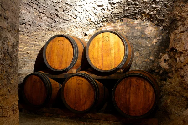 Κρασί βαρέλια, Ιταλία Montepulciano, 29 Οκτωβρίου 2013.Barrels του κρασιού πρόστιμο Τοσκάνης κάθεται σε βαρέλια περιμένοντας να ηλικία. — Φωτογραφία Αρχείου