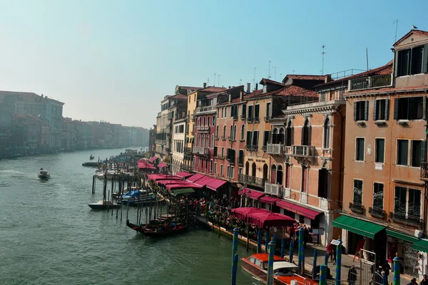 Venedig Italien, 16. Oktober 2013. der ikonische Kanal von Venedig mit Geschäften, Hotels, Restaurants und Gondeln. Dieses Bild wurde von der ikonischen Rialto-Brücke aufgenommen. Kommen Sie nach Venedig und lassen Sie sich von seiner Schönheit und Kultur und den großartigen Italienern verzaubern.. — Stockfoto