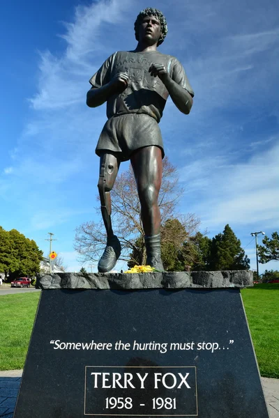 Estatua conmemorativa de Terry Fox, Victoria BC, Canadá.3 de marzo de 2015.La carrera Maratón de la Esperanza fue y sigue siendo una importante recaudación de fondos para el cáncer.Terry Fox es la persona más prominente de Canadá . — Foto de Stock