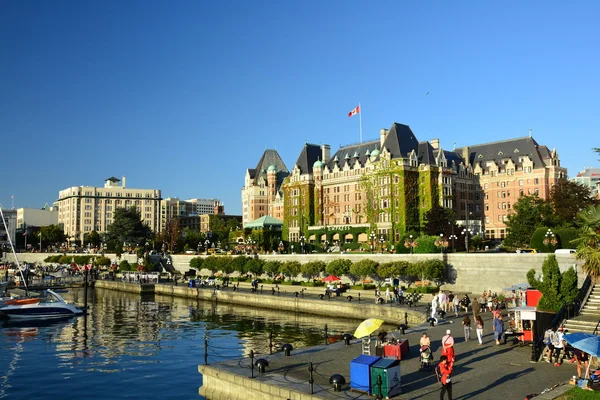 Victoria Bc, Canada, 20 augustus 2014.The iconische Victoria landschap en de bruisende binnenhaven is altijd een ontmoetingsplaats voor toeristen en locals. — Stockfoto