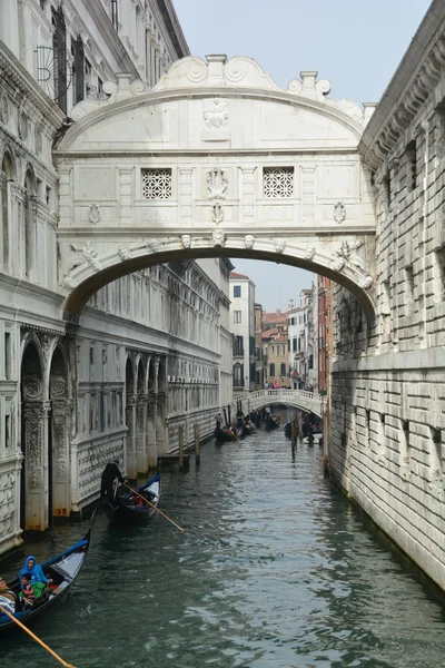 Venedig Italien, 15. Oktober 2013. diese Stadt am Wasser der Welt hat viele fantastische Sehenswürdigkeiten zu sehen.Bringen Sie Ihre Kamera mit und erkunden Sie diese großartige italienische Stadt. — Stockfoto