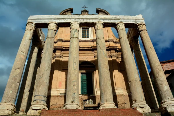 Foro Romano, Roma Italia, Templo de Antonino y Faustina, 7 de noviembre de 2013.Mkaes una maravilla cuando se camina en los pasos de los antiguos emperadores romanos y gladiadores cuando se visita el Foro . —  Fotos de Stock