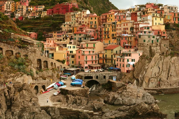 Manarola Italia 24 de octubre de 2013.Esta obra maestra del pueblo en la Riviera italiana es una parada obligada al visitar el Cinque terre . — Foto de Stock