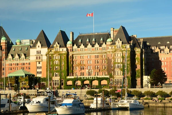 Виктория, Канада, 16 июля 2015.The iconic Victoria landscape and its bustling inner harbor is always a meeting place for tourists and locals . — стоковое фото