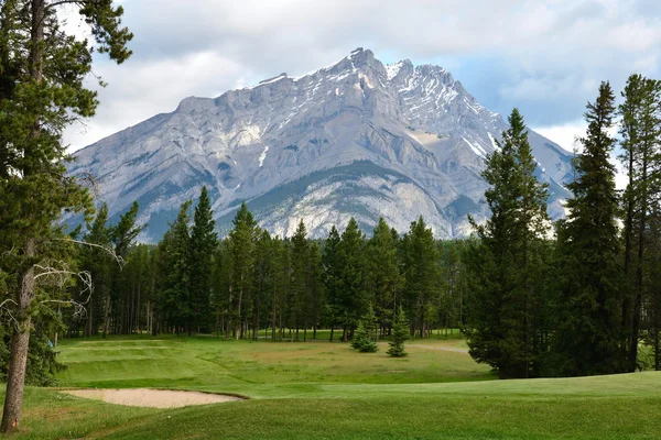 Gra w golfa w górach Rockie Banff — Zdjęcie stockowe