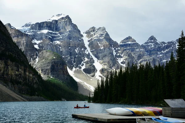 Морени озеро Banff Національний парк — стокове фото